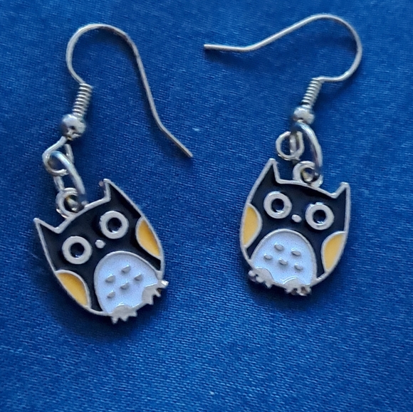 Cute Owl Earrings in Black and Yellow - Picture 4 of 5